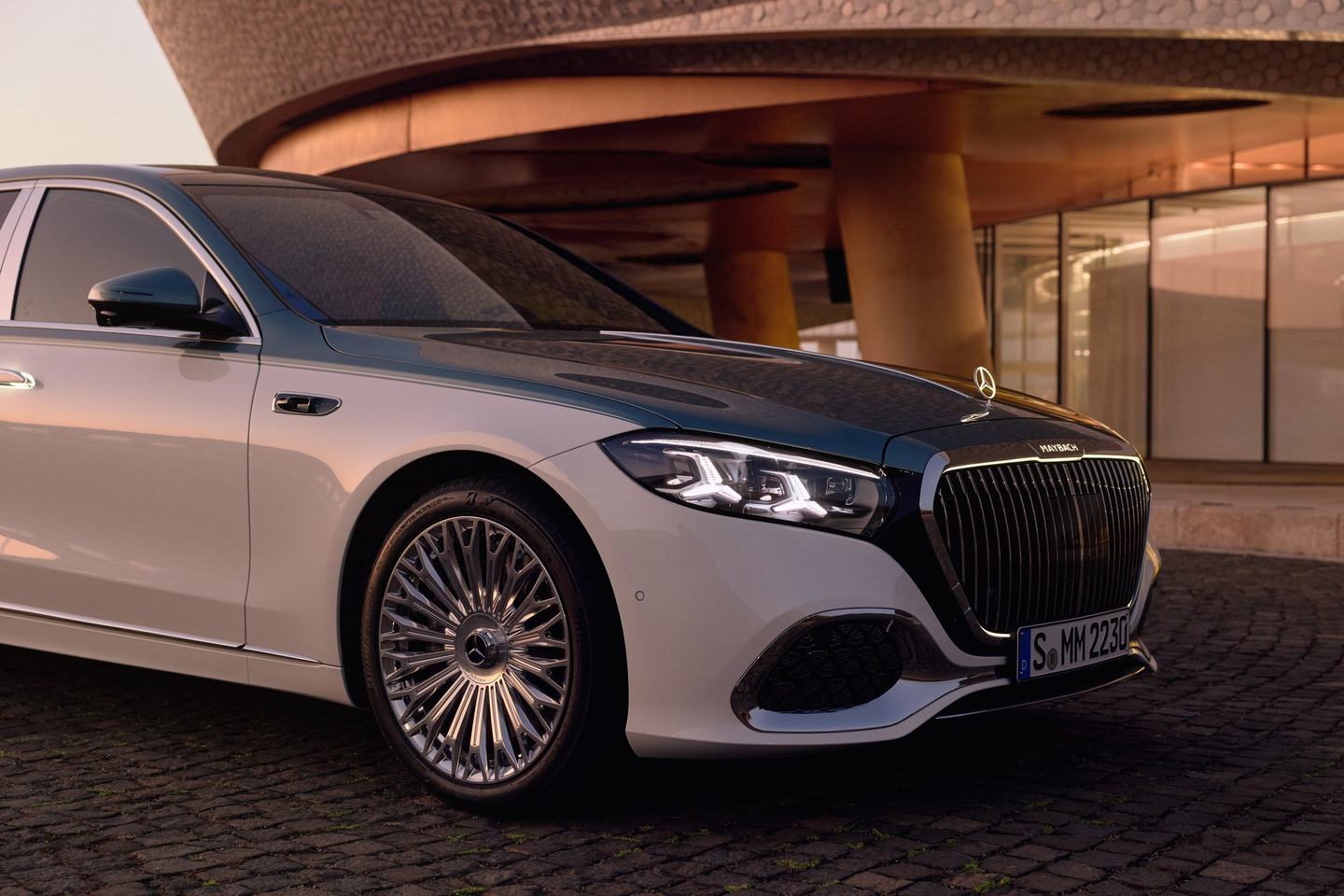 Die neue Mercedes-Maybach S-Klasse, 2026.

Exterieur in MANUFAKTUR opalithweiÃ bright/verdesilber metallic

Interieur in Maybach Exklusiv Nappaleder Beech Brown 

The new Mercedes-Maybach S-Class, 2026.

Exterior in MANUFAKTUR opalite white bright/verde silver metallic

Interior in Maybach Exclusive Nappa Leather Beech Brown
