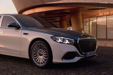 Die neue Mercedes-Maybach S-Klasse, 2026.

Exterieur in MANUFAKTUR opalithweiÃ bright/verdesilber metallic

Interieur in Maybach Exklusiv Nappaleder Beech Brown 

The new Mercedes-Maybach S-Class, 2026.

Exterior in MANUFAKTUR opalite white bright/verde silver metallic

Interior in Maybach Exclusive Nappa Leather Beech Brown