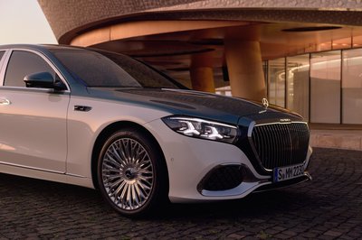 Die neue Mercedes-Maybach S-Klasse, 2026.Exterieur in MANUFAKTUR opalithweiß bright/verdesilber metallicInterieur in Maybach Exklusiv Nappaleder Beech Brown The new Mercedes-Maybach S-Class, 2026.Exterior in MANUFAKTUR opalite white bright/verde silver metallicInterior in Maybach Exclusive Nappa Leather Beech Brown