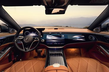 Die neue Mercedes-Maybach S-Klasse, 2026.Exterieur in MANUFAKTUR opalithweiß bright/verdesilber metallicInterieur in Maybach Exklusiv Nappaleder Beech Brown The new Mercedes-Maybach S-Class, 2026.Exterior in MANUFAKTUR opalite white bright/verde silver metallicInterior in Maybach Exclusive Nappa Leather Beech Brown