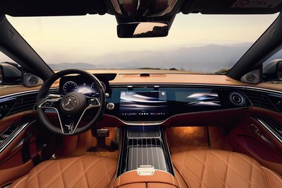 Die neue Mercedes-Maybach S-Klasse, 2026.Exterieur in MANUFAKTUR opalithweiß bright/verdesilber metallicInterieur in Maybach Exklusiv Nappaleder Beech Brown The new Mercedes-Maybach S-Class, 2026.Exterior in MANUFAKTUR opalite white bright/verde silver metallicInterior in Maybach Exclusive Nappa Leather Beech Brown