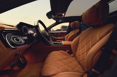 Die neue Mercedes-Maybach S-Klasse, 2026.Exterieur in MANUFAKTUR opalithweiß bright/verdesilber metallicInterieur in Maybach Exklusiv Nappaleder Beech Brown The new Mercedes-Maybach S-Class, 2026.Exterior in MANUFAKTUR opalite white bright/verde silver metallicInterior in Maybach Exclusive Nappa Leather Beech Brown