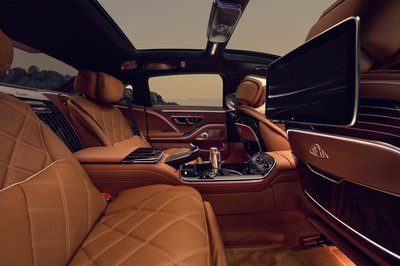 Die neue Mercedes-Maybach S-Klasse, 2026.Exterieur in MANUFAKTUR opalithweiß bright/verdesilber metallicInterieur in Maybach Exklusiv Nappaleder Beech Brown The new Mercedes-Maybach S-Class, 2026.Exterior in MANUFAKTUR opalite white bright/verde silver metallicInterior in Maybach Exclusive Nappa Leather Beech Brown