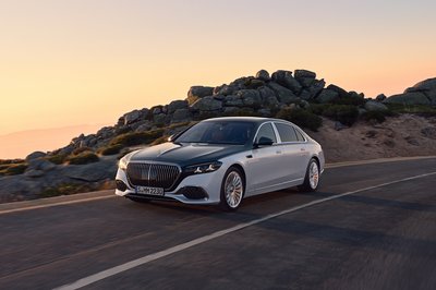 Die neue Mercedes-Maybach S-Klasse, 2026.Exterieur in MANUFAKTUR opalithweiß bright/verdesilber metallicInterieur in Maybach Exklusiv Nappaleder Beech Brown The new Mercedes-Maybach S-Class, 2026.Exterior in MANUFAKTUR opalite white bright/verde silver metallicInterior in Maybach Exclusive Nappa Leather Beech Brown