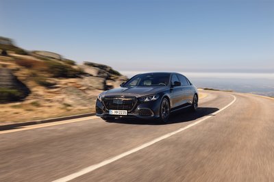 Die neue Mercedes-Maybach S-Klasse, 2026.Mercedes-Maybach S 580 Night Series Exterieur in obsidianschwarz metallic/m ojavesilber metallicInterieur in MANUFAKTUR tiefweiß/schwarz pearlMercedes‑Maybach S 580 | Energieverbrauch kombiniert: 11,5-10,8 l/100 km | CO₂-Emissionen kombiniert: 263-247 g/km | CO₂-Klasse: G The new Mercedes-Maybach S-Class, 2026.Mercedes-Maybach S 580 Night Series Exterior in obsidian black metallic/mojave silver metallicInterior in MANUFAKTUR deep white/black pearlMercedes-Maybach S 580 | combined energy consumption: 11.5-10.8 l/100 km | combined CO₂ emissions: 263-247 g/km | CO₂ class: G