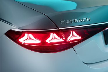 Die neue Mercedes-Maybach S-Klasse, 2026.Exterieur in MANUFAKTUR opalithweiß bright/verdesilber metallicInterieur in Maybach Exklusiv Nappaleder Beech Brown The new Mercedes-Maybach S-Class, 2026.Exterior in MANUFAKTUR opalite white bright/verde silver metallicInterior in Maybach Exclusive Nappa Leather Beech Brown
