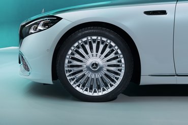 Die neue Mercedes-Maybach S-Klasse, 2026.Exterieur in MANUFAKTUR opalithweiß bright/verdesilber metallicInterieur in Maybach Exklusiv Nappaleder Beech Brown The new Mercedes-Maybach S-Class, 2026.Exterior in MANUFAKTUR opalite white bright/verde silver metallicInterior in Maybach Exclusive Nappa Leather Beech Brown