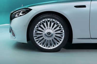 Die neue Mercedes-Maybach S-Klasse, 2026.Exterieur in MANUFAKTUR opalithweiß bright/verdesilber metallicInterieur in Maybach Exklusiv Nappaleder Beech Brown The new Mercedes-Maybach S-Class, 2026.Exterior in MANUFAKTUR opalite white bright/verde silver metallicInterior in Maybach Exclusive Nappa Leather Beech Brown