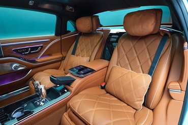 Die neue Mercedes-Maybach S-Klasse, 2026.Exterieur in MANUFAKTUR opalithweiß bright/verdesilber metallicInterieur in Maybach Exklusiv Nappaleder Beech Brown The new Mercedes-Maybach S-Class, 2026.Exterior in MANUFAKTUR opalite white bright/verde silver metallicInterior in Maybach Exclusive Nappa Leather Beech Brown