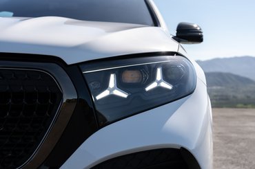 Das neue Mercedes-Benz GLE Coupé, 2026Lackierung: MANUFAKTUR opalithweiß brightPolsterung: Leder Nappa / Leder zweifarbig weiß / schwarz The new Mercedes-Benz GLE Coupé, 2026.Exterior: MANUFAKTUR opalite white brightInterior: Leather Nappa two-tone white/black