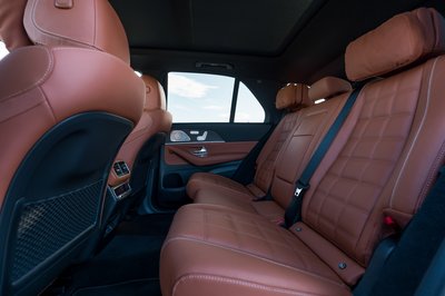 Der neue Mercedes-Benz GLE, 2026Lackierung: MANUFAKTUR Côte d'Azur hellblau metallicPolsterung: Leder sattelbraun / schwarz The new Mercedes-Benz GLE, 2026.Exterior: MANUFAKTUR Côte d'Azur light blue metallicInterior: Leather saddle brown / black