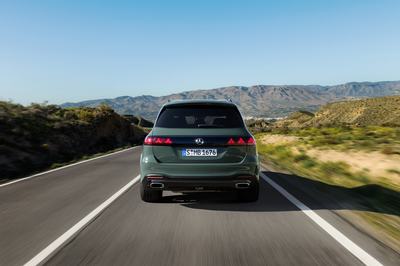 Der neue Mercedes-Benz GLS, 2026Lackierung: DARK PETROLPolsterung: MANUFAKTUR Nappa Leder tartuffobraun The new Mercedes-Benz GLS, 2026.Exterior: DARK PETROLInterior: MANUFAKTUR nappa leather truffle brown