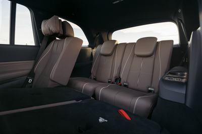 Der neue Mercedes-Benz GLS, 2026Lackierung: DARK PETROLPolsterung: MANUFAKTUR Nappa Leder tartuffobraun The new Mercedes-Benz GLS, 2026.Exterior: DARK PETROLInterior: MANUFAKTUR nappa leather truffle brown