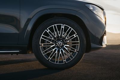 Der neue Mercedes-Benz GLS, 2026Lackierung: DARK PETROLPolsterung: MANUFAKTUR Nappa Leder tartuffobraun The new Mercedes-Benz GLS, 2026.Exterior: DARK PETROLInterior: MANUFAKTUR nappa leather truffle brown