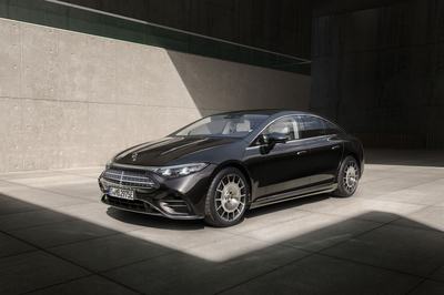 Mercedes-Benz EQS 580 4MATIC. Lack: MANUFAKTUR black sparkling. Innen: Exclusiv Nappa macchiatobeige / spacegrey Mercedes-Benz EQS 580 4MATIC | Energieverbrauch kombiniert: 19,5-16,2 kWh/100 km | CO₂-Emissionen kombiniert: 0 g/km | CO₂-Klasse: A;Mercedes-Benz EQS 580 4MATIC | Energieverbrauch kombiniert: 19,5-16,2 kWh/100 km | CO₂-Emissionen kombiniert: 0 g/km | CO₂-Klasse: A*Mercedes-Benz EQS 580 4MATIC. Paint: MANUFAKTUR black sparkling. Interior: Exclusiv Nappa macchiatobeige / spacegrey Mercedes-Benz EQS 580 4MATIC | energy consumption combined: 19.5-16.2 kWh/100 km | CO₂ emissions combined: 0 g/km | CO₂ class: A;Mercedes-Benz EQS 580 4MATIC | energy consumption combined: 19.5-16.2 kWh/100 km | CO₂ emissions combined: 0 g/km | CO₂ class: A*