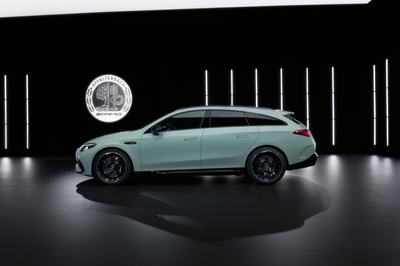 Der neue elektrische Mercedes-AMG CLA 45 4MATIC+.Exterieur Farbe: Aqua-Mint UniInterior Polster: ARTICO/Microcut schwarzEnergieverbrauch kombiniert: 19,6‒17,4 kWh/100 km | CO₂-Emissionen kombiniert: 0 g/km | CO₂-Klasse: ADie Angaben sind vorläufig. Es liegen bislang weder bestätigte Werte von einer amtlich anerkannten Prüforganisation noch eine EG-Typgenehmigung noch eine Konformitätsbescheinigung mit amtlichen Werten vor. Abweichungen zwischen den Angaben und den amtlichen Werten sind möglich. The new Mercedes-AMG CLA 45 4MATIC+ electric.Exterior color: Aqua-mint non-metallicInterior: ARTICO Microcut BlackEnergy consumption combined: 19.6–17.4 kWh/100 km | Combined CO₂ emissions: 0 g/km | CO₂ class: AThe figures are provisional. To date, there are no confirmed figures from an officially recognised testing organisation, nor is there an EC type-approval or a certificate of conformity containing official figures. There may be discrepancies between the figures provided and the official figures.