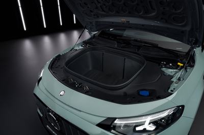 Der neue elektrische Mercedes-AMG CLA 45 4MATIC+.Exterieur Farbe: Aqua-Mint UniInterior Polster: ARTICO/Microcut schwarzEnergieverbrauch kombiniert: 19,6‒17,4 kWh/100 km | CO₂-Emissionen kombiniert: 0 g/km | CO₂-Klasse: ADie Angaben sind vorläufig. Es liegen bislang weder bestätigte Werte von einer amtlich anerkannten Prüforganisation noch eine EG-Typgenehmigung noch eine Konformitätsbescheinigung mit amtlichen Werten vor. Abweichungen zwischen den Angaben und den amtlichen Werten sind möglich. The new Mercedes-AMG CLA 45 4MATIC+ electric.Exterior color: Aqua-mint non-metallicInterior: ARTICO Microcut BlackEnergy consumption combined: 19.6–17.4 kWh/100 km | Combined CO₂ emissions: 0 g/km | CO₂ class: AThe figures are provisional. To date, there are no confirmed figures from an officially recognised testing organisation, nor is there an EC type-approval or a certificate of conformity containing official figures. There may be discrepancies between the figures provided and the official figures.