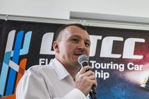Szujó Zoltán televíziós szakkommentátor (b) és Gyulay Zsolt a Hungaroring Sport Zrt. elnök-vezérigazgatója a túraautó-világbajnokság (WTCC) magyarországi versenyhétvégéjéről tartott sajtótájékoztatón a Várkert Bazárban 2015. április 30-án.