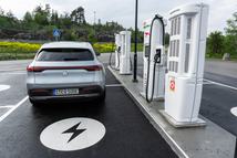 Egy ilyen töltő feszültségtől függően akár 500 (egyenáramú) ampert is le tud adni