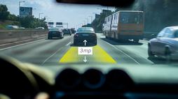 <b>Adaptív tempomat</b><br>



A biztonságos követési távolságot tartó, automata fékezős tempomattal sokkal biztonságosabban kormányozhatjuk az autót. Három beállítás közül választhatunk, hogy automatikusan fenntartsuk a járművek közti távolságot. Ha előt