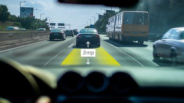 <b>Adaptív tempomat</b><br>



A biztonságos követési távolságot tartó, automata fékezős tempomattal sokkal biztonságosabban kormányozhatjuk az autót. Három beállítás közül választhatunk, hogy automatikusan fenntartsuk a járművek közti távolságot. Ha előt