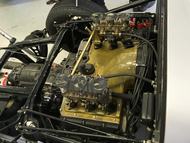 Az egyik Porsche 904 motortere. Csodálatos az üvegszálas erősítésmű műgyanta légterelő a blokk körül, de az én kedvencem a vagyonokat érő versenyautó csodálatos motorján trónoló karburátorok hangolt tütéire hanyagul felragasztott duct tape-csík. A légszűr