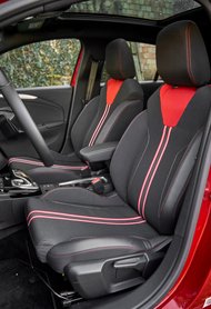 A sportüléseket a GS Line csomag tartalmazza