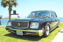 Toyota Century. Valamikor 1967 és 1997 között készülhetett, első generációs darab. Kézműves módszerekkel, magas rangú vezetők részére készült autó. 