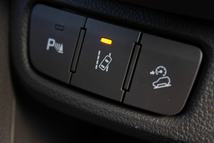 Sávelhagyás-figyelő, lejtmeneti automatika és parkradar. Utóbbi nélkülözhetetlen, mert hátra kilátni alig lehet
