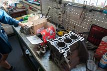 Nem is foglal sok helyet a szétbontott, háromhengeres turbómotor. Újként 1,7 millió forintba kerülne, csakhogy az érintett Focus piaci ára is ennyi, nagyjából