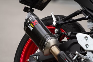 A motor legizgalmasabb része a feláras Akrapovic kipufogó