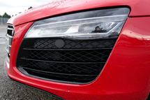 Új lett a lökhárító és a fényszórók is. Tudták, hogy ez volt az első, sorozatgyártású full-LED-es fényszóróval ellátott autó?