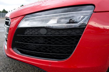 Új lett a lökhárító és a fényszórók is. Tudták, hogy ez volt az első, sorozatgyártású full-LED-es fényszóróval ellátott autó?