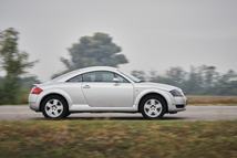 Az Audi éppen a TT megjelenése idején állt rá a minőséget sugalló szuper szűk illesztésekre