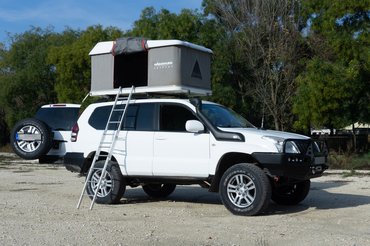 Donát autója (és tetősátra) már jó pár ezer km-t megjárt.