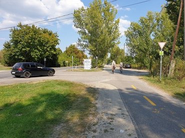 Ezt látja a bringás, ha Tihany felől érkezik. Egyértelmű az elsőbbségadás kötelező tábla, csak nem következetes. A végzetes napon valószínűleg pont úgy érkezett a betonkeverő teherautó, mint a képen látható Volkswagen Golf