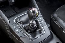 Villanymotorokhoz képest szűk használható fordulatszám-tartományuk és kedvezőtlen nyomatékleadási módjuk miatt a belső égésű motoros autókban elengedhetetlen valamilyen sebességváltó alkalmazása