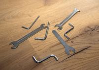 A bútorokhoz ilyen hulladékot adnak szerszámok helyett, nem csoda, hogy utálod összerakni őket