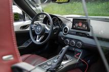 A Mazda modern autó Apple CarPlay-el meg holttérfigyelővel, ugyanakkor kellően analóg is