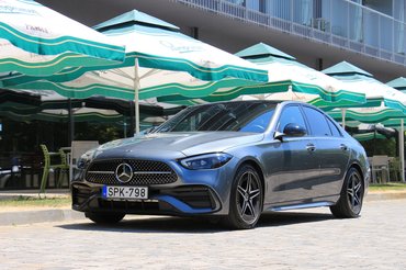 Feje tetejére állt a hűtőrács az előző generációhoz képest, a rácsban a pici pöttyök Mercedes csillagok az AMG Line kivitelnél