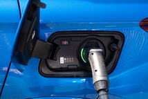 A töltőcsati sem változott, a fedélzeti töltő opcióként lehet 7,4 kW-os, de ahhoz már wallbox is kell