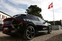 Kötelező tartozék a dánoknál a nemzeti zászló. Minden reggel felhúzzák, majd este leeresztik