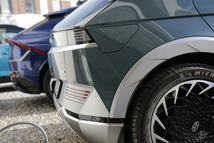 Mennyire más a Hyundai Ioniq 5 és mögötte a Kia EV 6 hátulja