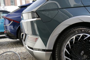 Mennyire más a Hyundai Ioniq 5 és mögötte a Kia EV 6 hátulja