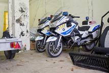 Rendőrségi BMW-k a gyakorlótér garázsában