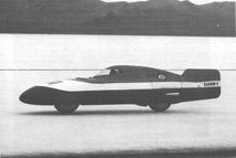 Még ma is kicsit hihetetlen, de 13 lóerővel akár 200 km/órával is lehet száguldani. A lényeg az ellenállások csökkentése