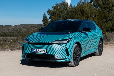 215 lóerő, 336Nm és összkerékhajtás. Nulláról százra 7,7 másodperc alatt gyorsul