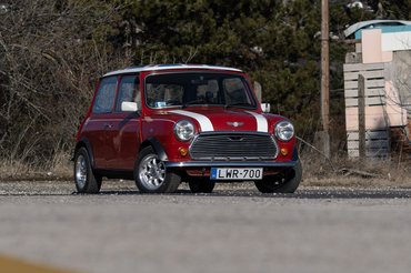 A fehér tető mokány kiállást ad, az egyszínű Miniket hosszúkásabbnak látom