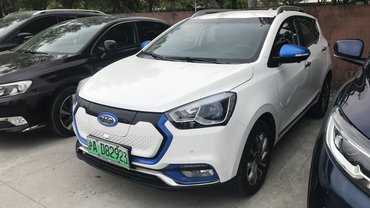 JAC iEV7S elektromos kompakt
