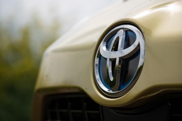 Kéklő Toyota logó a hibridség jele